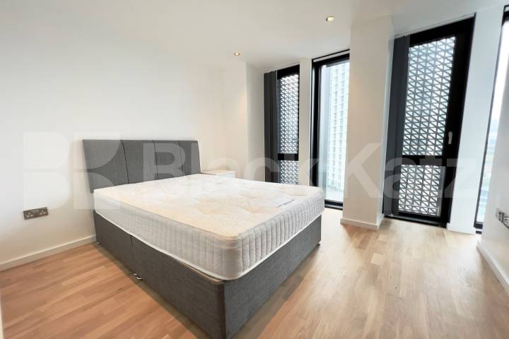Situated on the 20th floor of The Ceramic Building with concierge and gym.  The Ceramic Building, Newington Causeway , Borough SE1